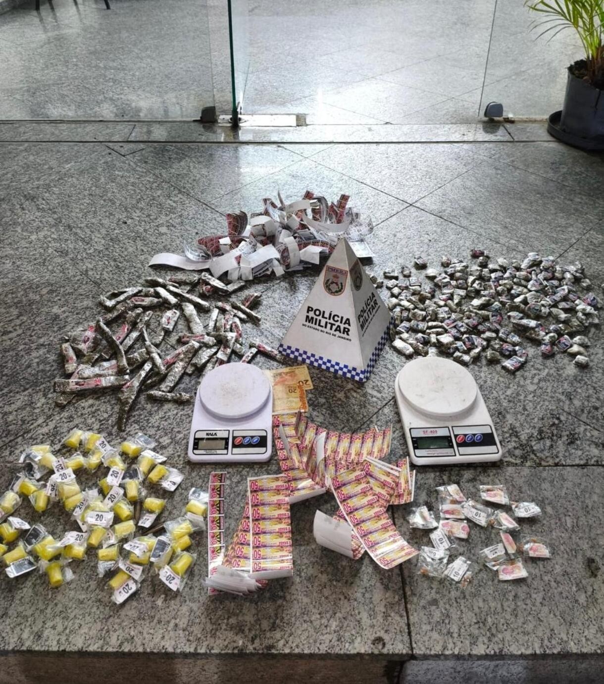 Mais de 200 tabletes de maconha são apreendidos em Três Rios 