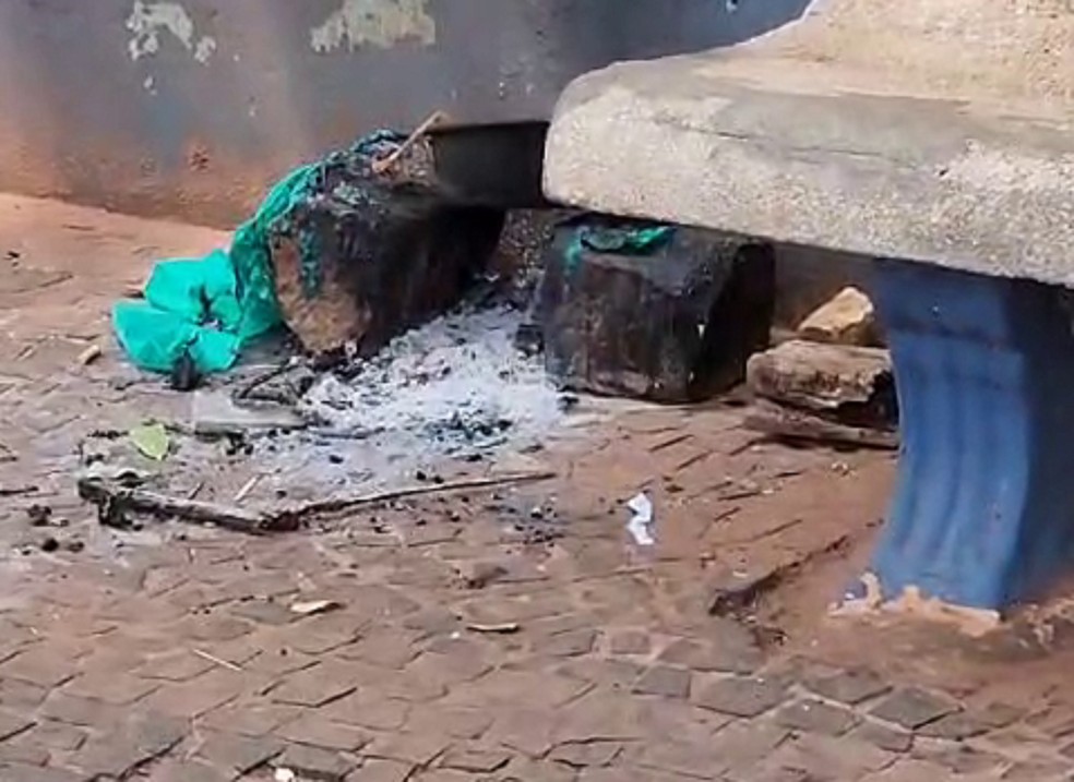 Morador de rua é morto a facadas na Praça da Matriz, em Presidente Epitácio (SP) — Foto: Marcelo Casarini