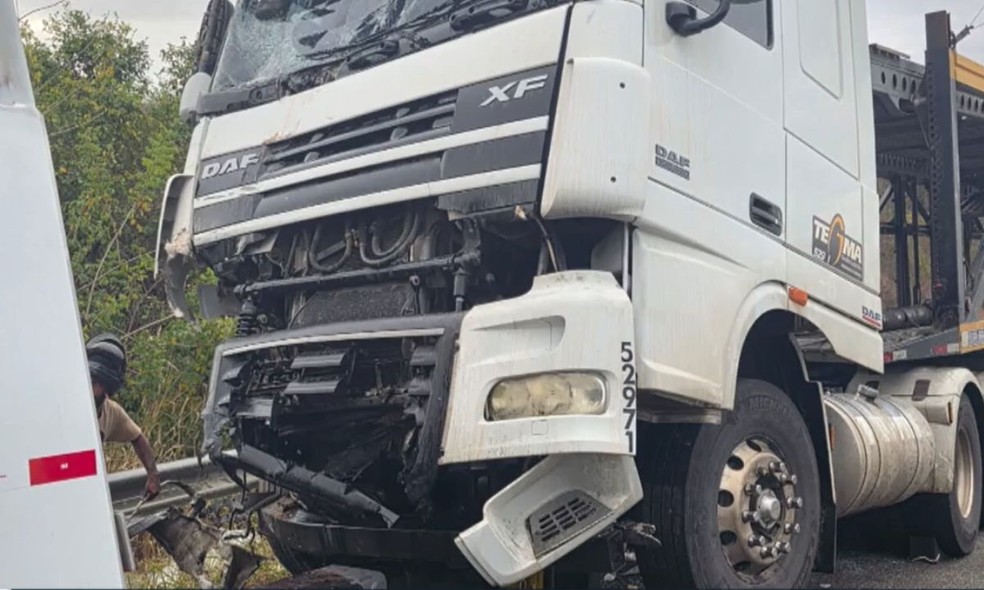 Engavetamento envolvendo quatro veículos deixa uma pessoa morta e três feridas na Bahia — Foto: Reprodução/TV Bahia