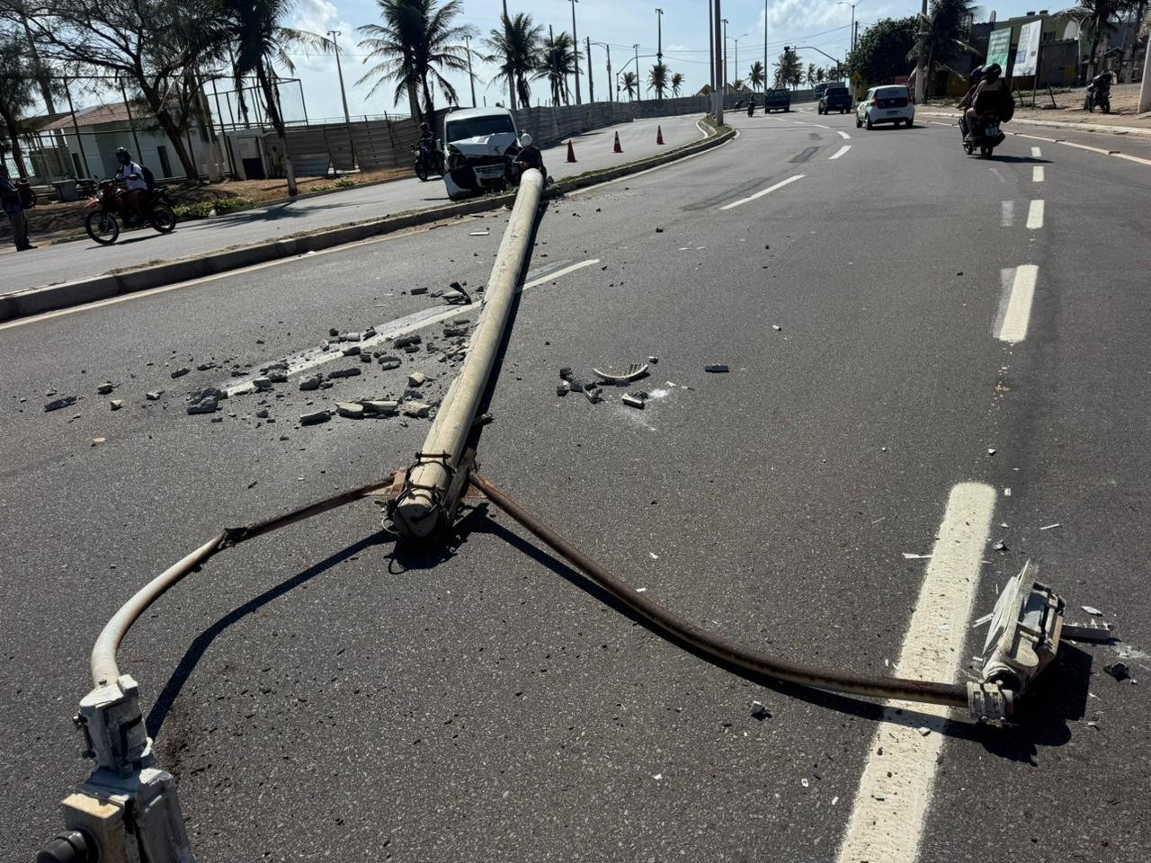 Carro derruba poste na orla urbana de Natal