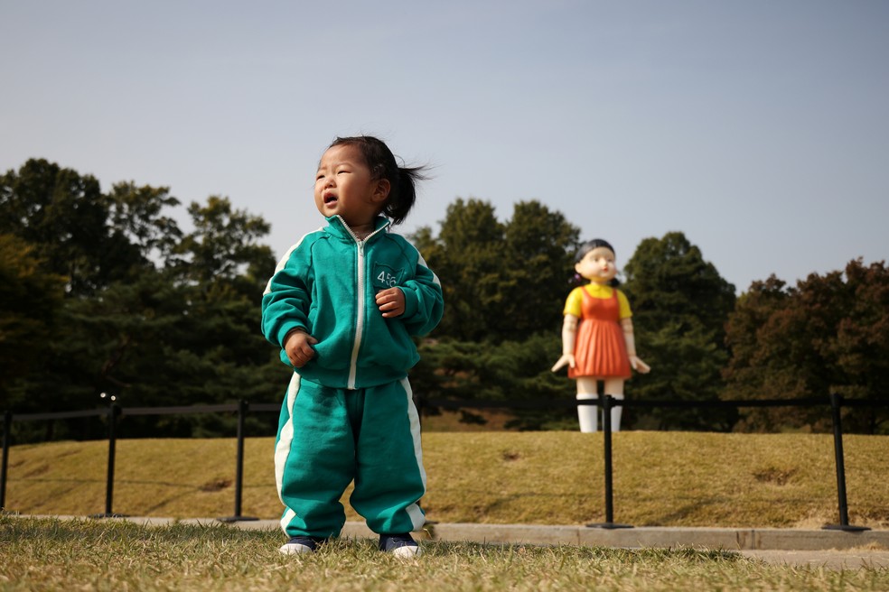 Batatinha frita 1,2,3': Boneca gigante de Round 6 vira atração em parque de  Seul