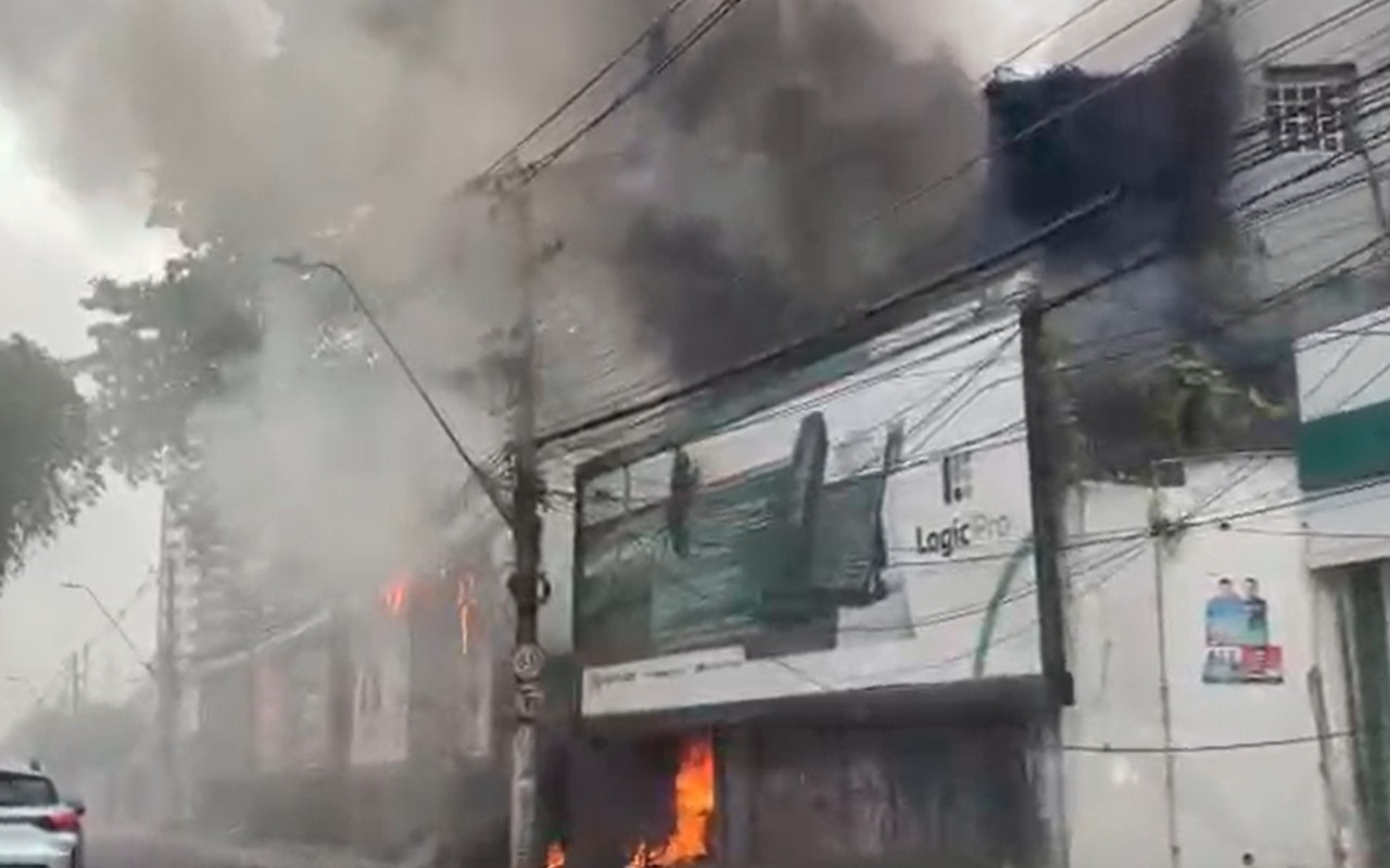 Incêndio é registrado na Av. Humberto Calderaro em Manaus