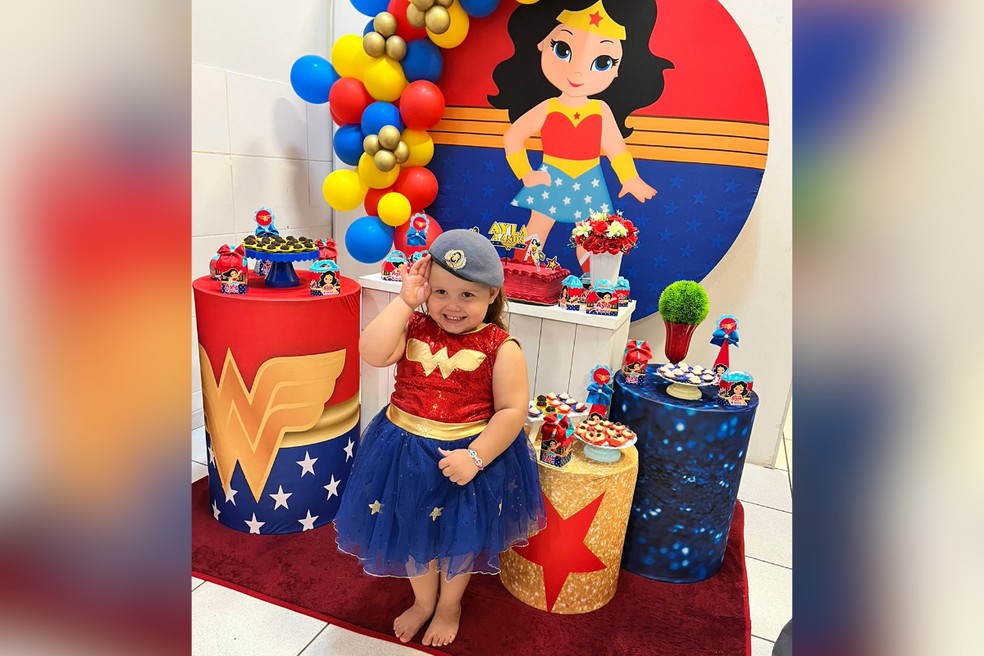 Ayla Cabral, de 4 anos, é fã de super-heróis e da Polícia Militar — Foto: Arquivo pessoal/Kimberli Ariel da Silva Eler