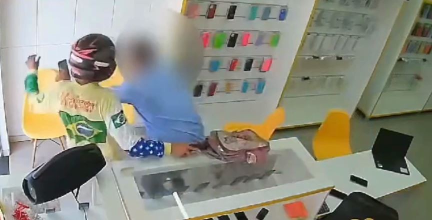 VÍDEO: Bandido tenta roubar loja de celulares, mas é colocado para fora por vendedor