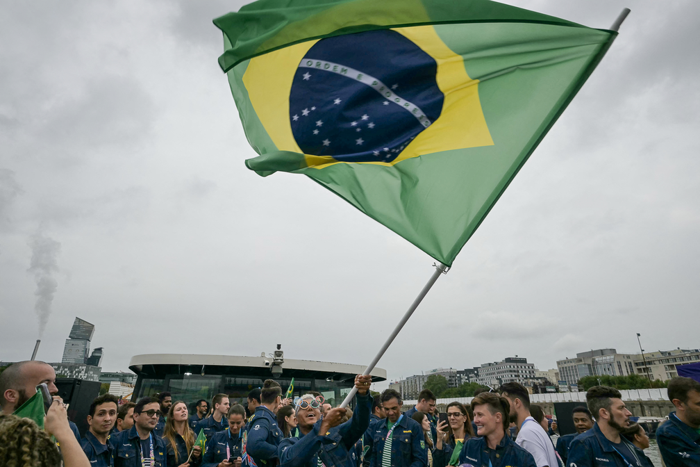 Isaquias Guimarães Queiroz, do Brasil, agita a bandeira com os atletas brasileiros na cerimônia de abertura das Olimpíadas de Paris 2024 — Foto: Carl De Souza/via Reuters