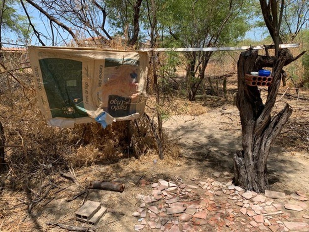 Espaço improvisado para o banho de trabalhadores em salina em Grossos (RN) — Foto: Divulgação/MPT