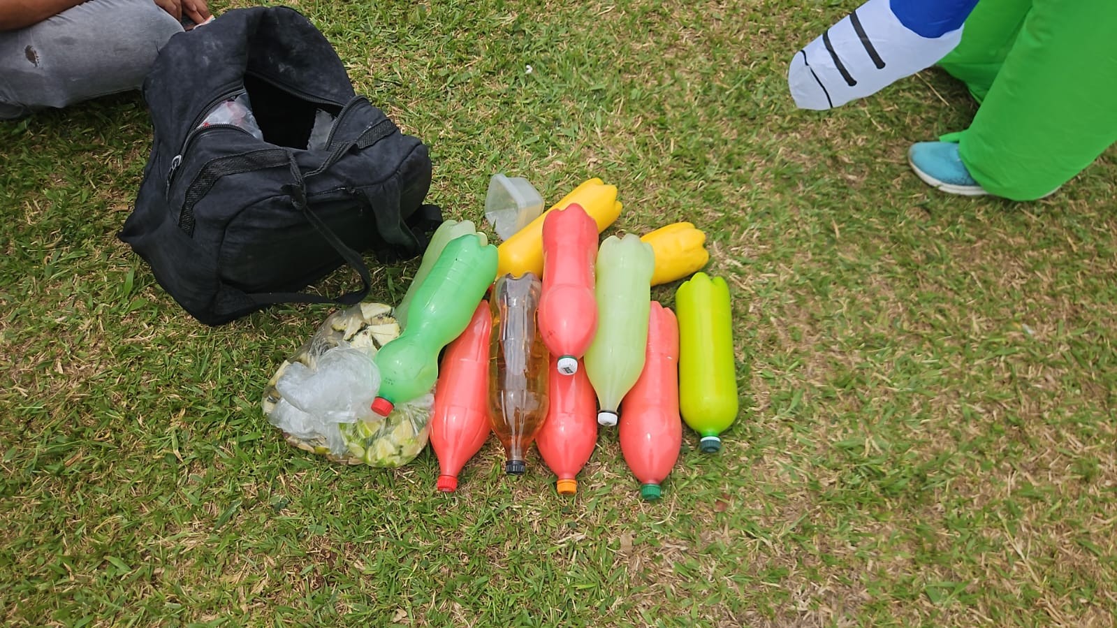 VÍDEO: Fantasiados de ETs, policiais prendem suspeitos de furto de celulares e venda de bebidas adulteradas em bloco de carnaval