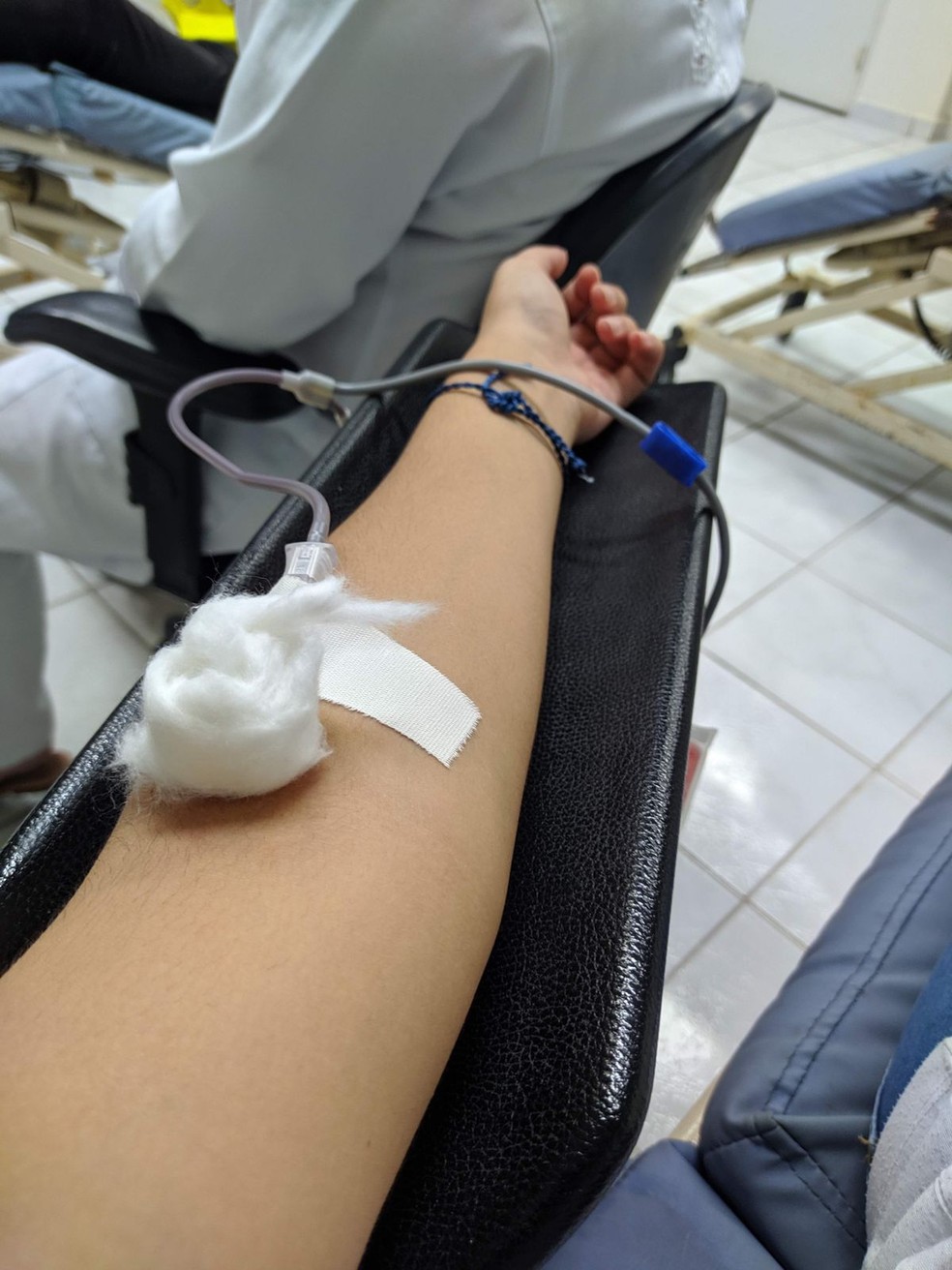 Doação de sangue mulher doa plasma sanguíneo evento de caridade