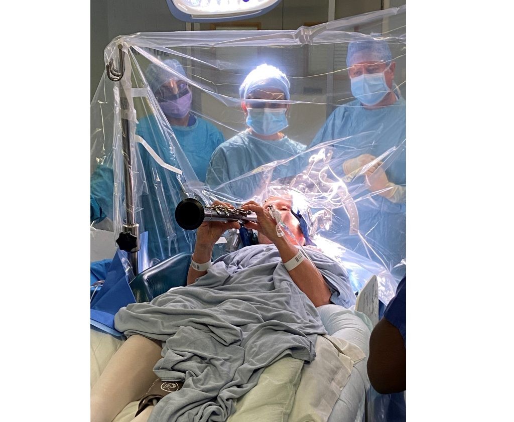 Paciente com Parkinson retoma movimento nos dedos e volta a tocar em cirurgia 