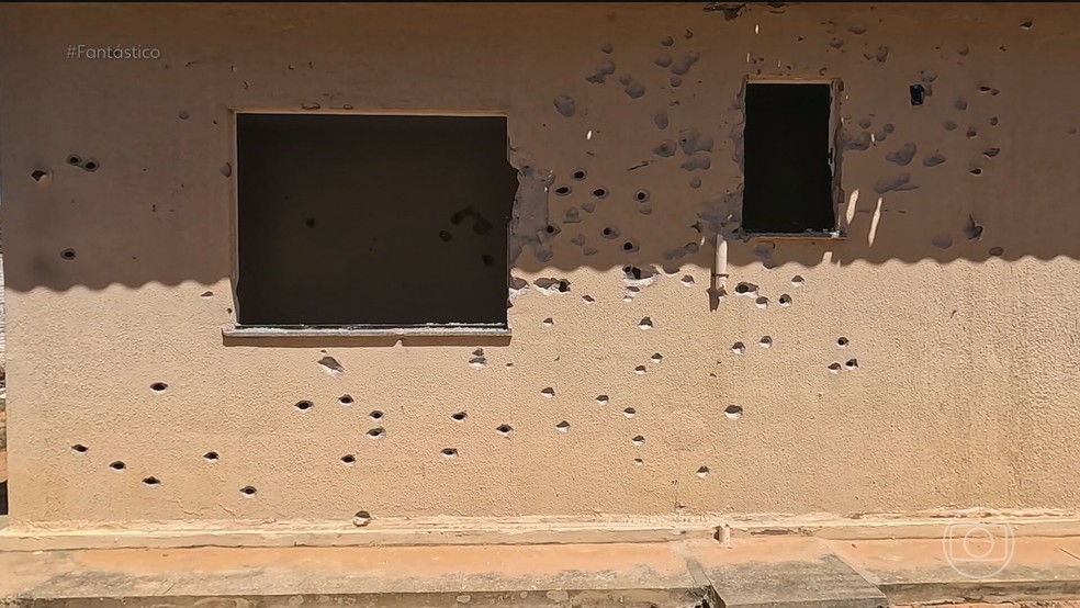 A casa ficou com marcas de mais de 3 mil tiros disparados — Foto: Reprodução/TV Globo