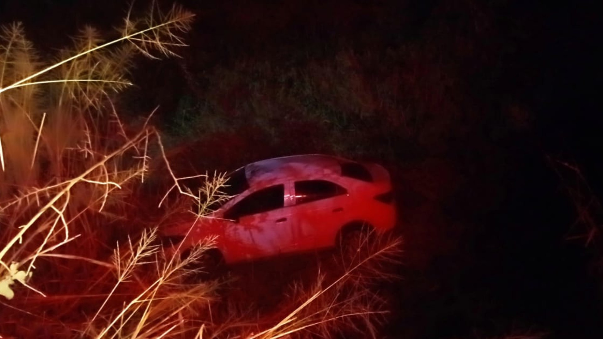 Motorista e passageiro cadeirante ficam feridos após carro cair em ribanceira em Castilho