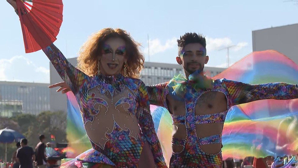 27ª Parada LGBTQIAPN+ reúne público na Esplanada dos Ministérios, em Brasília — Foto: TV Globo/Reprodução