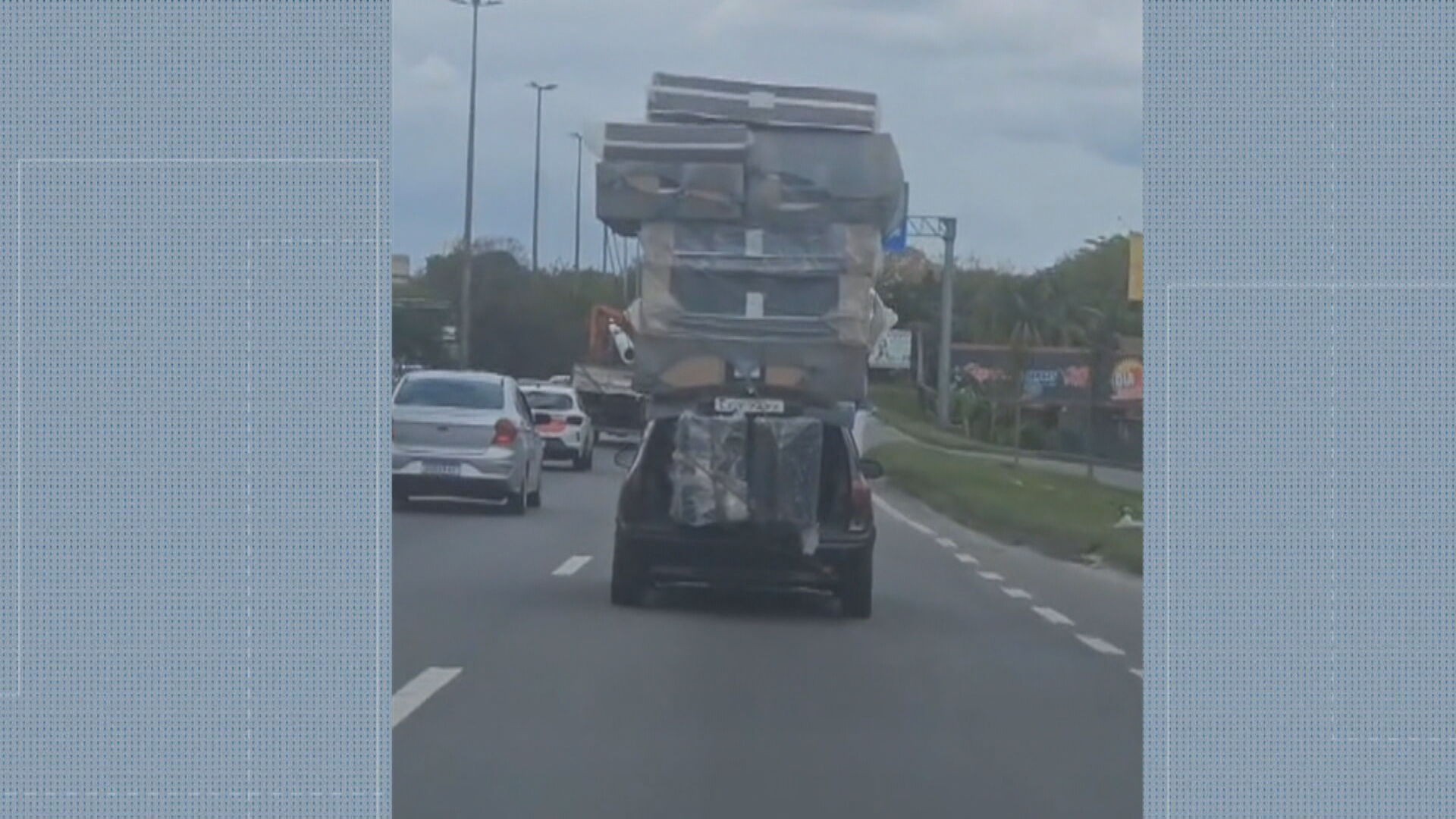 VÍDEO: motorista transporta pilha de colchões amarrados no teto de carro na Avenida Brasil