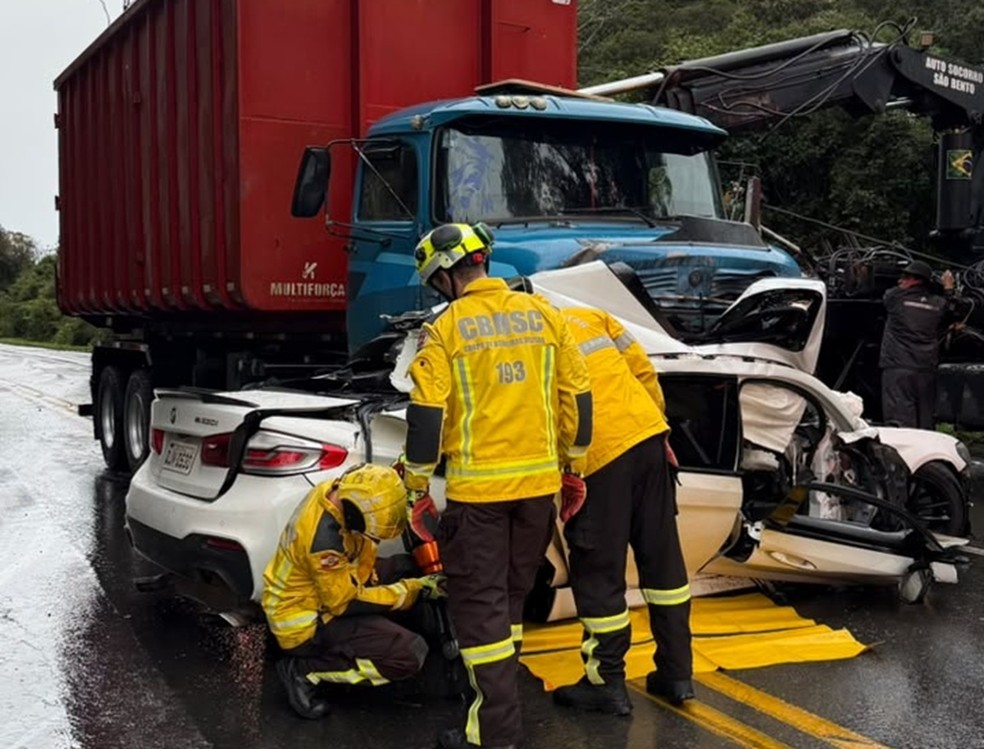 Jovem de 26 anos morre após o carro invadir a pista contrária e bater em caminhão na SC-418 — Foto: Corpo de Bombeiros/ Divulgação
