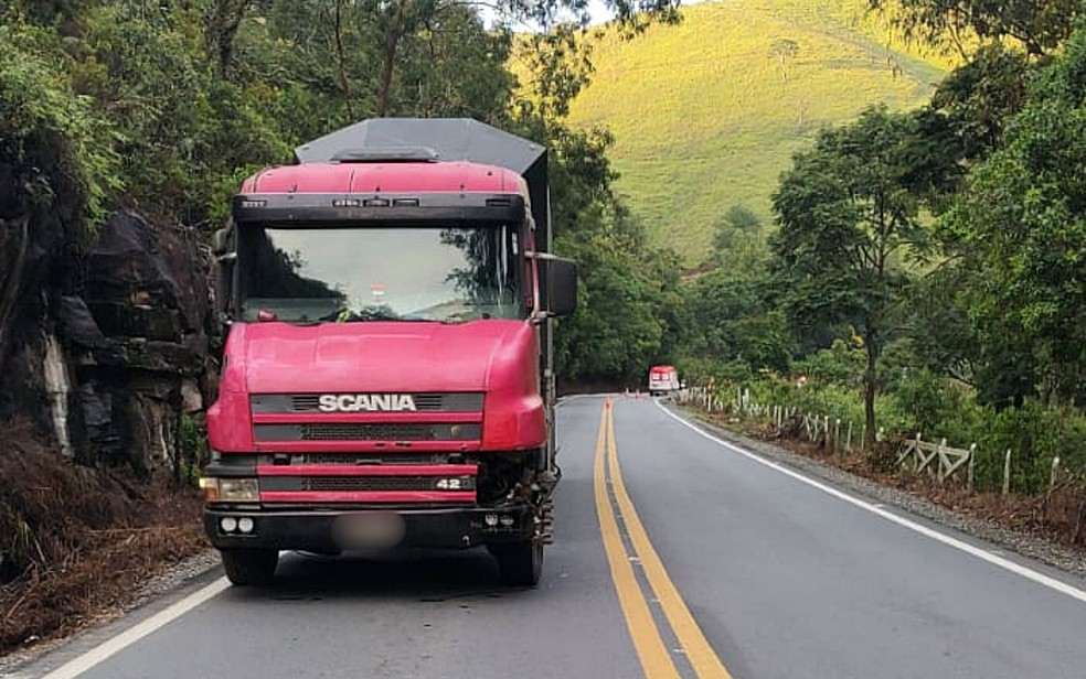 Motorista da carreta fugiu do local e ainda não foi encontrado — Foto: Polícia Militar Rodoviária/Divulgação
