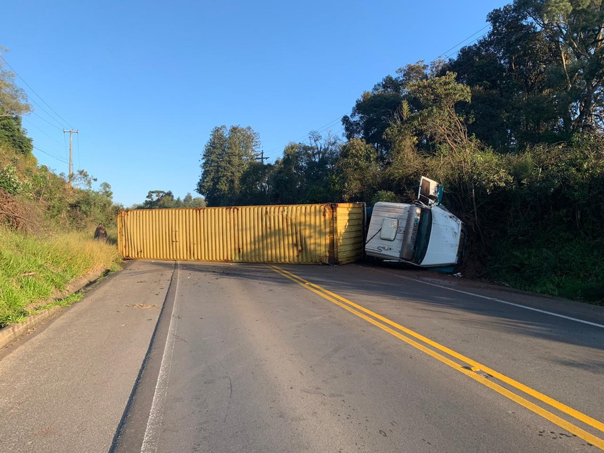 Serra Dona Francisca é liberada após caminhão tombar e bloquear estrada no Norte de SC Santa
