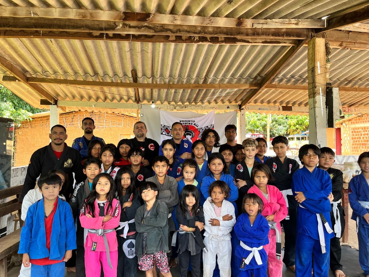 Quimonos doados e medalhas: jiu-jitsu transforma rotina de crianças indígenas em aldeia de Brasília