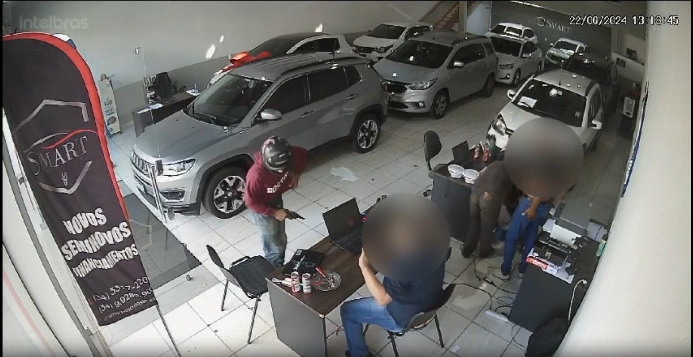 VÍDEO: Trio invade loja de automóveis, rouba celulares e foge em uma única moto após queda em MG