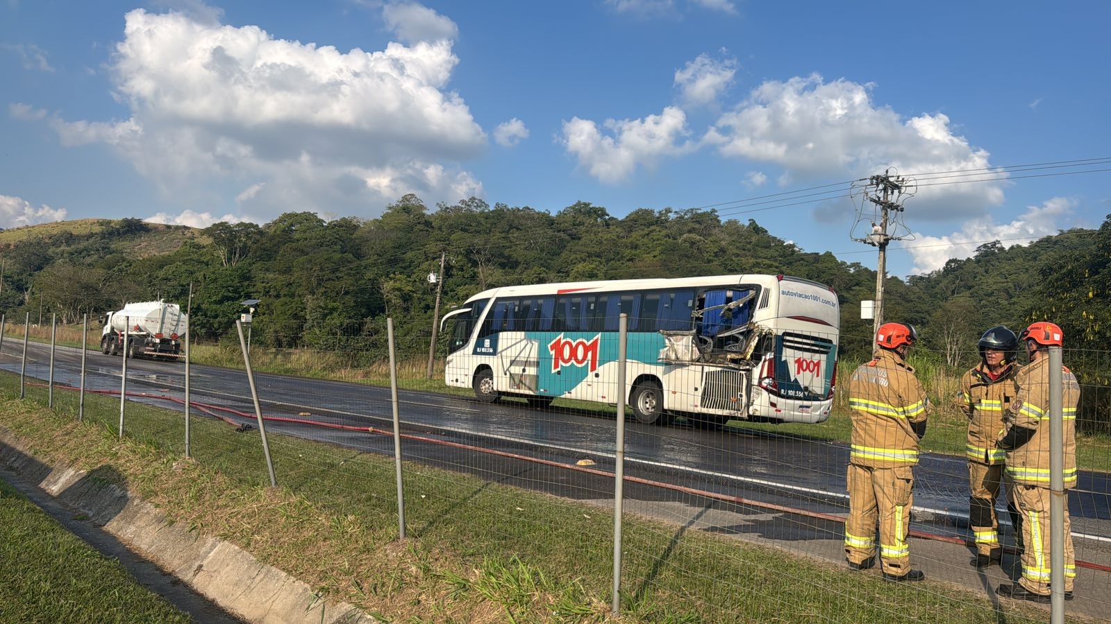 Acidente entre ônibus e caminhão interdita BR-101 em Rio Bonito
