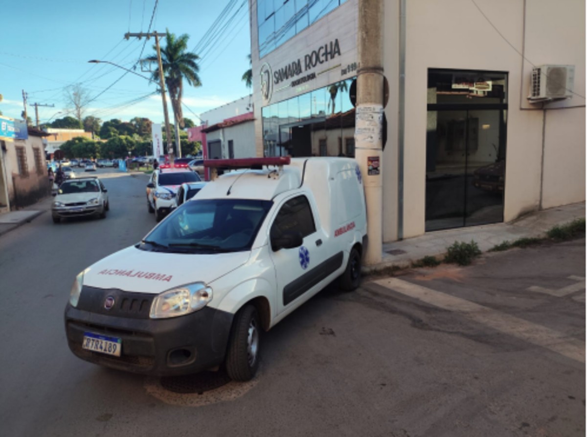 Homem é preso após furtar ambulância na porta de hospital e bater em poste no Norte de Minas