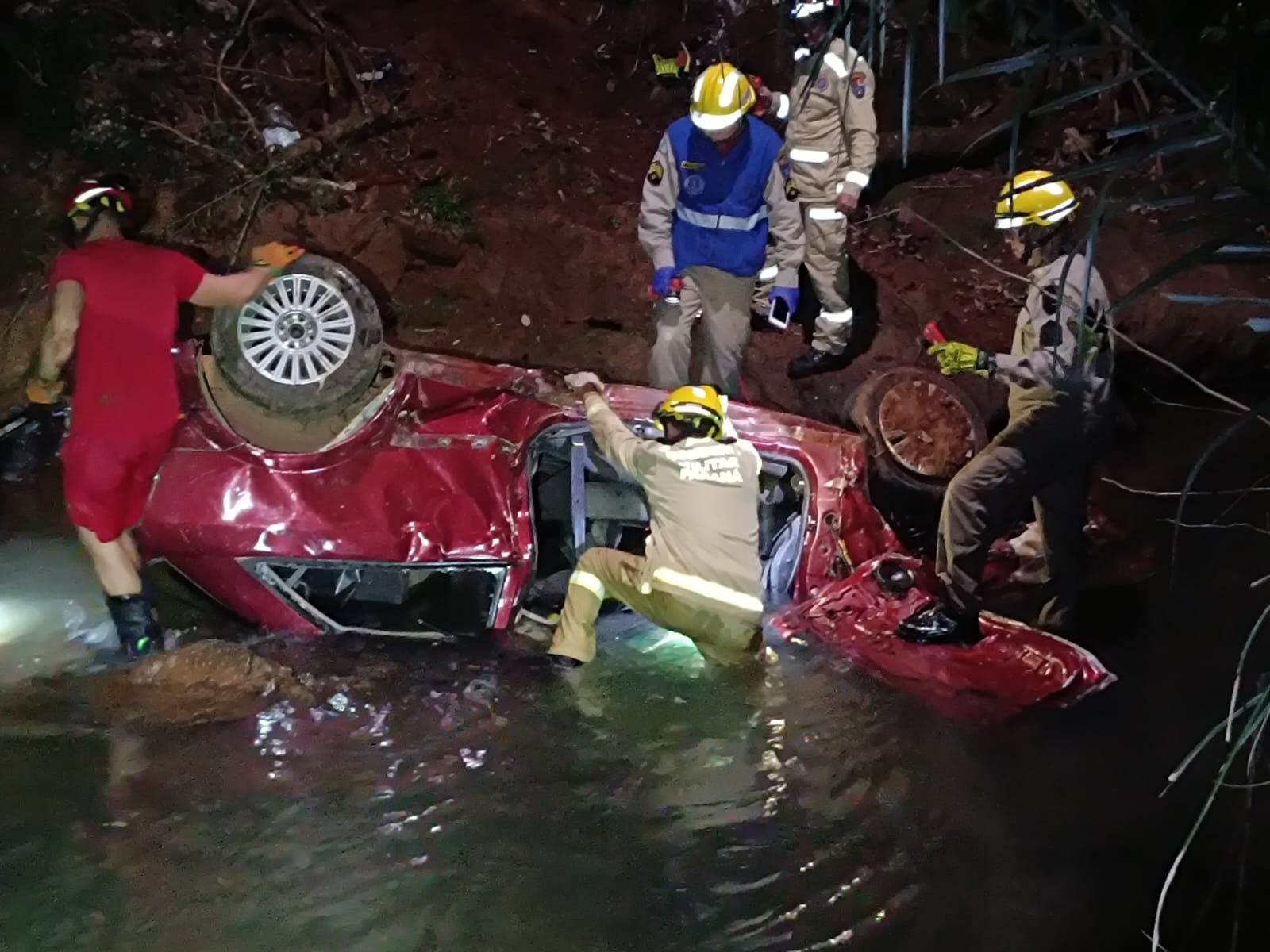 Dois homens morrem após carro capotar cair em rio na PR-180, em Cascavel