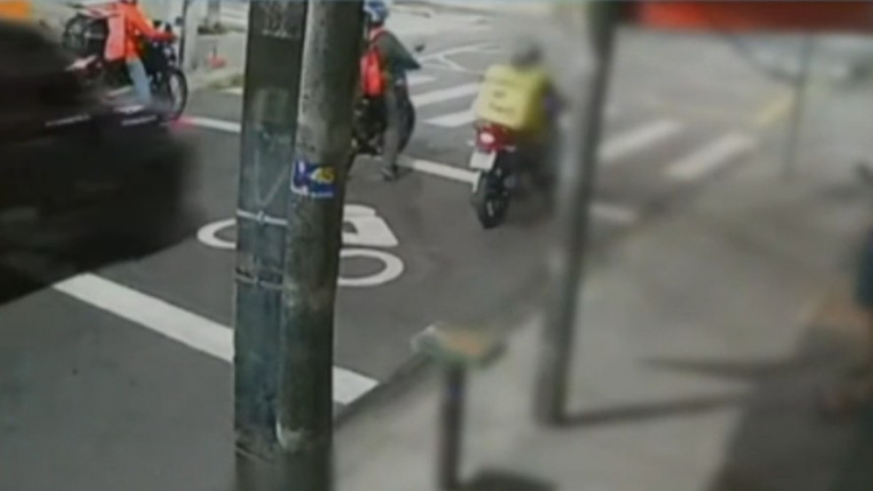 Motorista atropela motociclista, foge do local sem prestar socorro e é preso em seguida — Foto: Reprodução