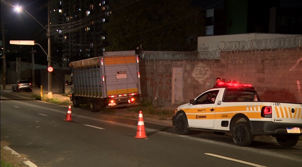 Acidente em avenida de Campinas deixa motociclista e cavalo feridos