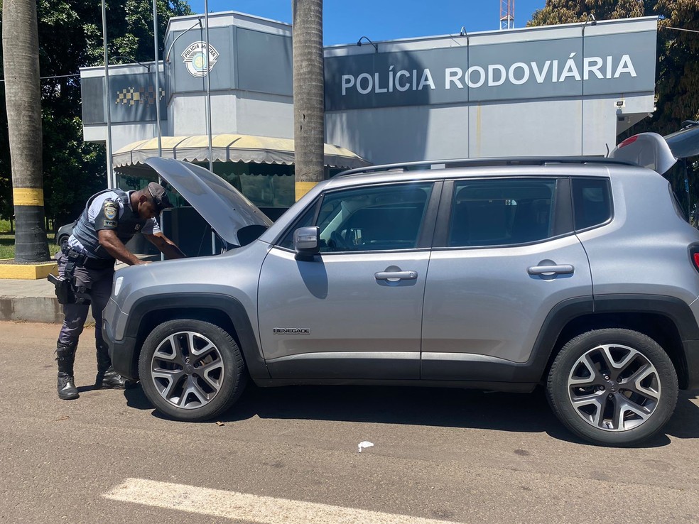 Dupla é presa por apropriação indébita de carro, em Presidente Epitácio (SP) — Foto: Polícia Rodoviária