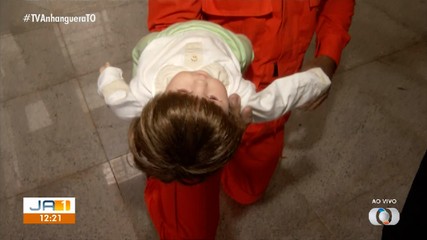 Bombeiro ensina técnicas para desengasgar bebês