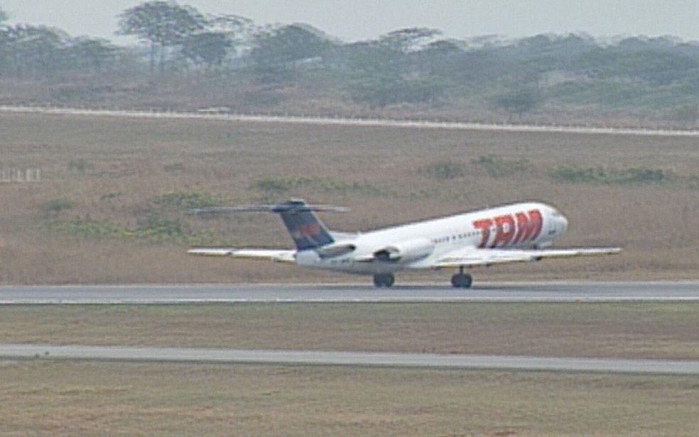 Avião que levou menina abusada por vizinhos a São Paulo para realizar aborto em 1998  — Foto: Reprodução/TV Anhanguera