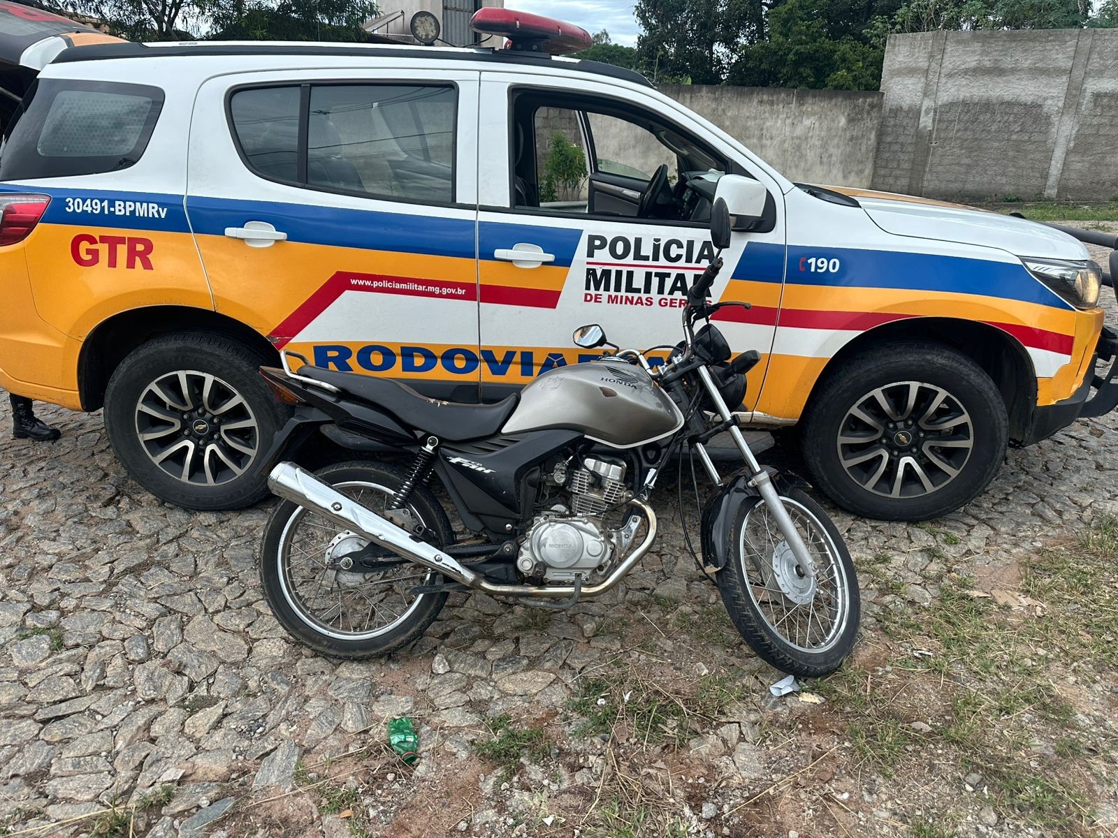 Provocação com dedo do meio termina com motociclista sem CNH e embriagado preso em Divinópolis