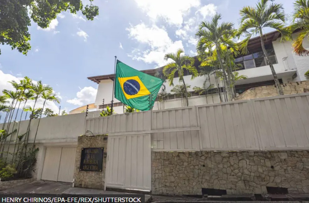 Bandeira do Brasil foi hasteada na Embaixada da Argentina na Venezuela — Foto: HENRY CHIRINOS/EPA-EFE/REX/Shutterstock
