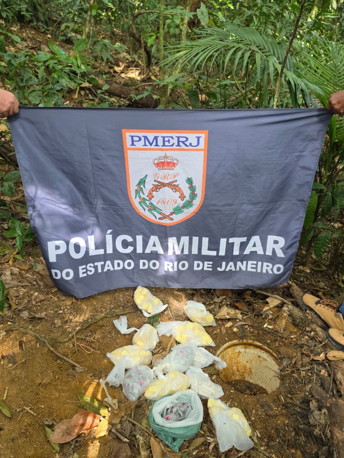 Homem é preso e drogas são encontradas enterradas em área de mata em Angra dos Reis 