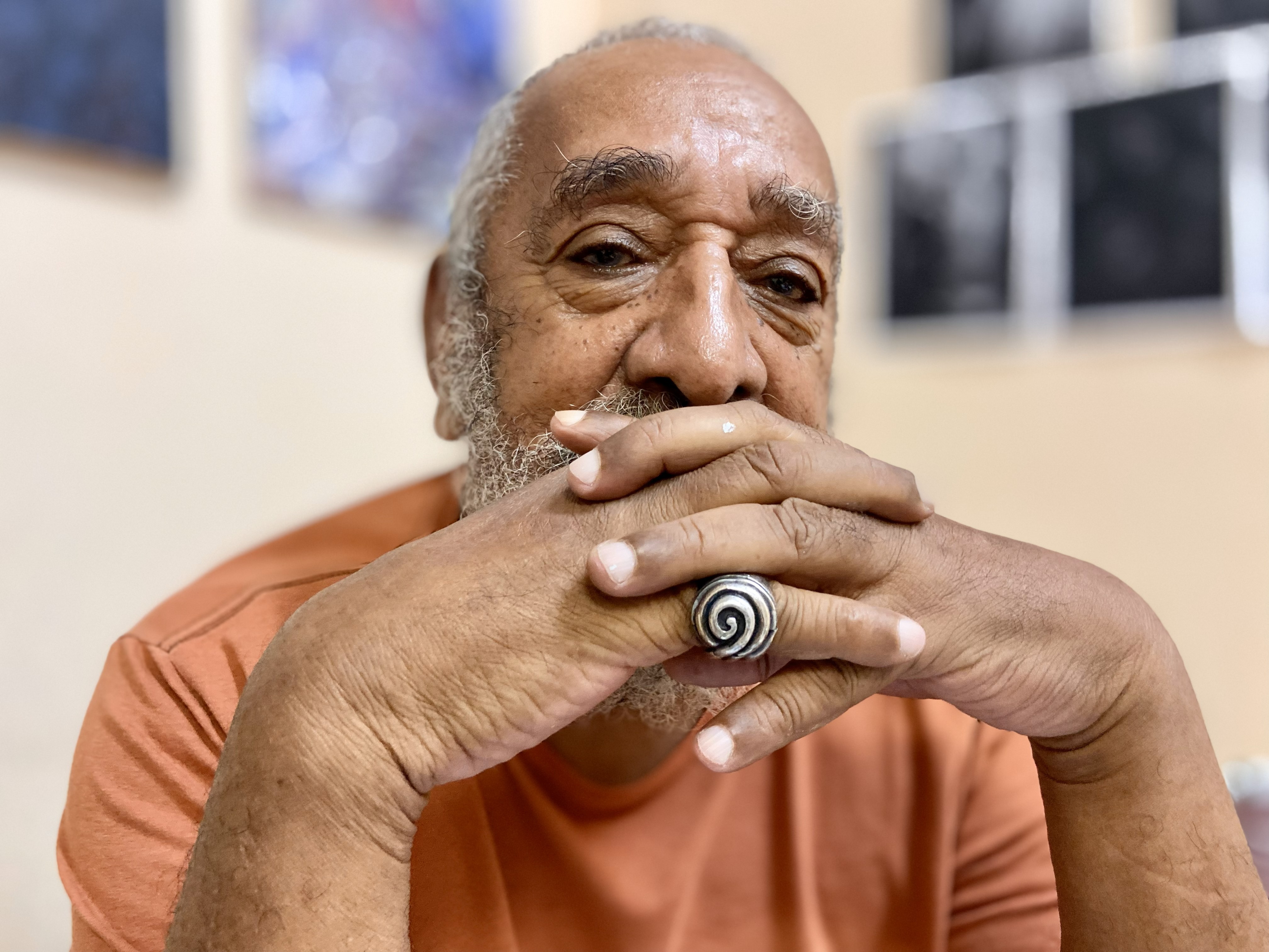 Da infância à internação psiquiátrica: idoso de 82 anos lança livro com poemas escritos por décadas no Rio