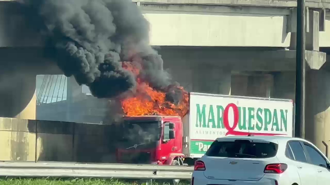 VÍDEO: Caminhão pega fogo em rodovia em frente à Arena do Grêmio e tranca trânsito na saída de Porto Alegre
