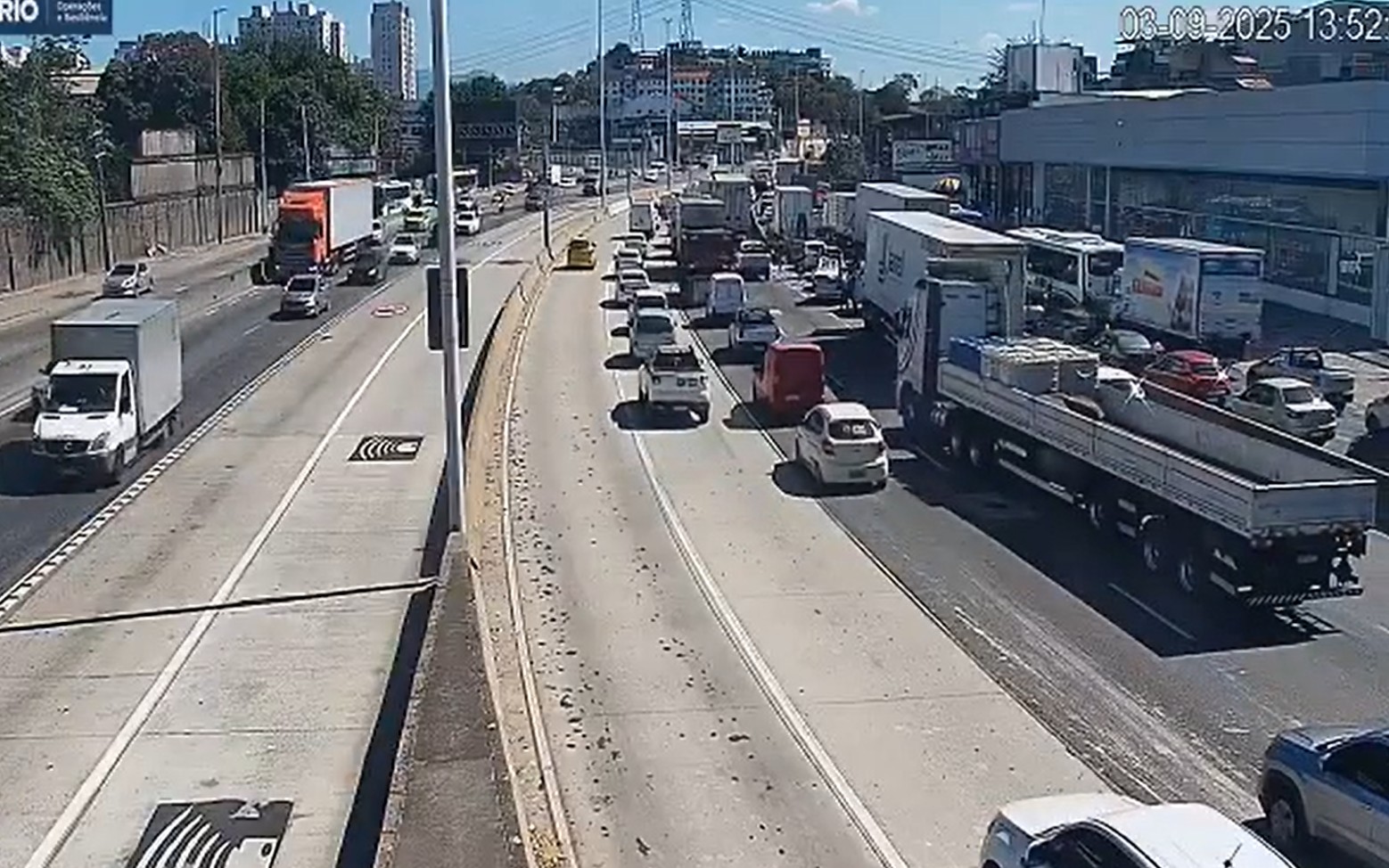 Carreta tomba na Rodovia Dutra, e trânsito congestiona a Avenida Brasil