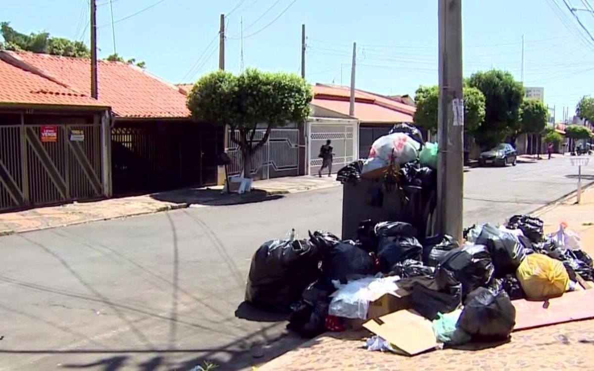 Moradores de Santa Bárbara d'Oeste relatam atraso na coleta de lixo 