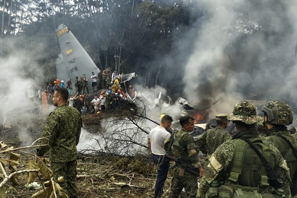 Queda de avião militar na Colômbia deixa dezenas de feridos e mobiliza operação de resgate