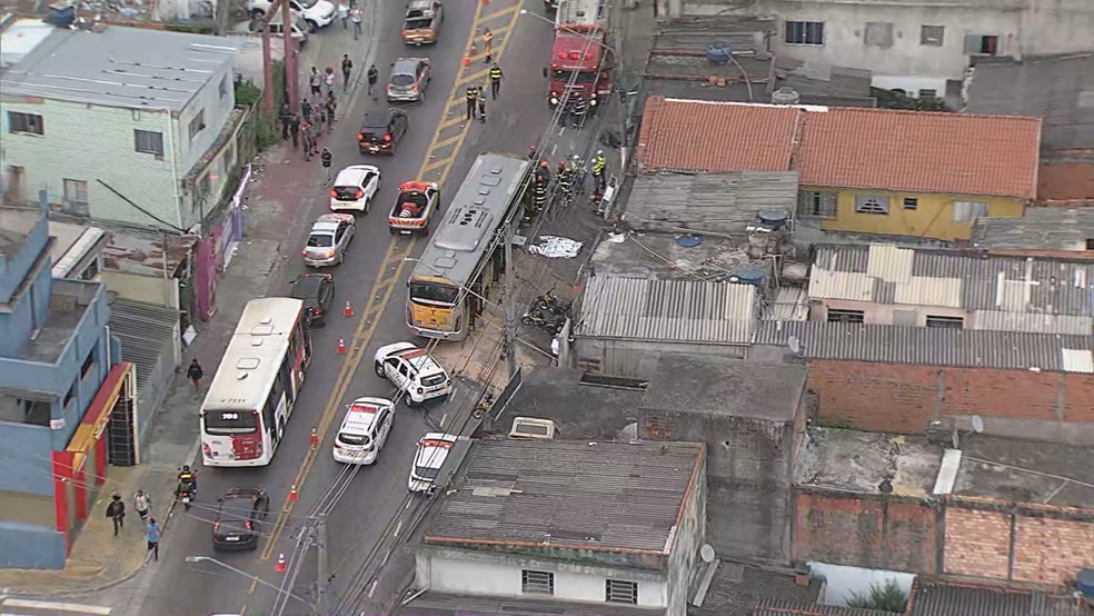 Acidente entre carro e ônibus na região de Guaianases, Zona Leste de SP, na manhã desta sexta-feira (26). — Foto: Reprodução/TV Globo