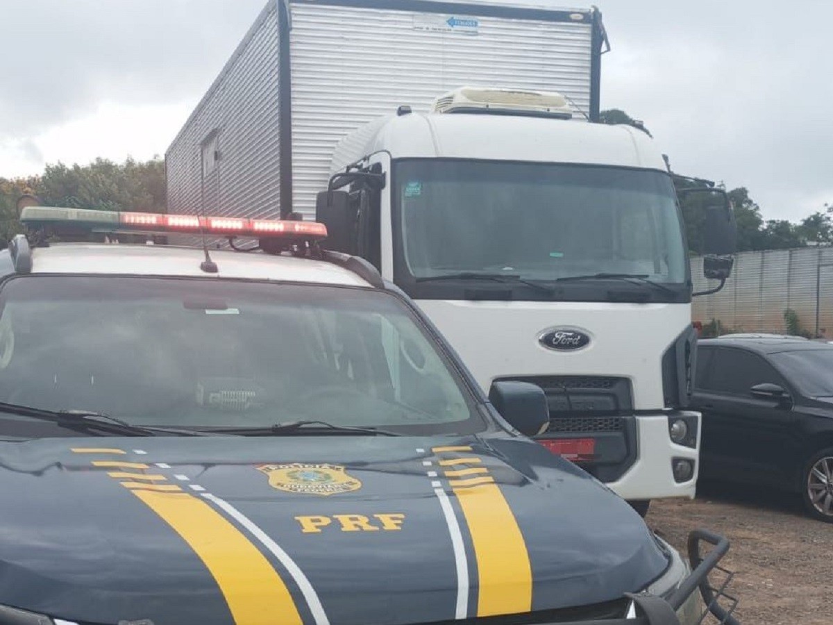 PRF apreende caminhão com mais de 250 multas e R$ 80 mil em débitos na BR‑470, em Bento Gonçalves