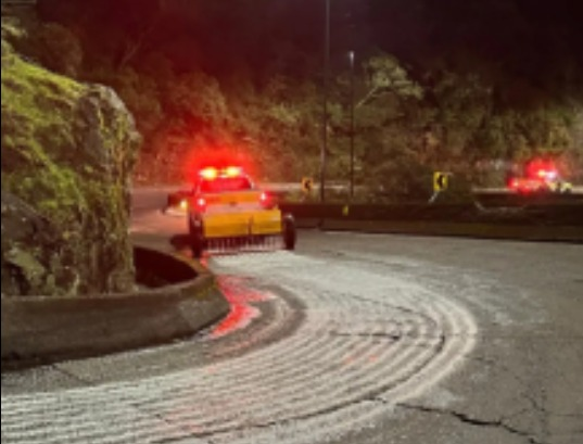 Após interdição por neve, 500 quilos de sal são jogados na Serra do Rio do Rastro para evitar que pista congele; VÍDEO