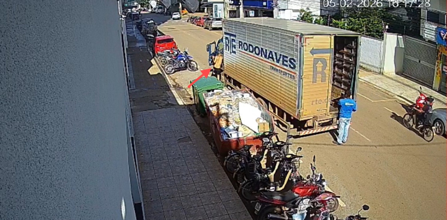 Vídeo mostra furto de celulares em caminhão de transportadora durante entrega em Unaí