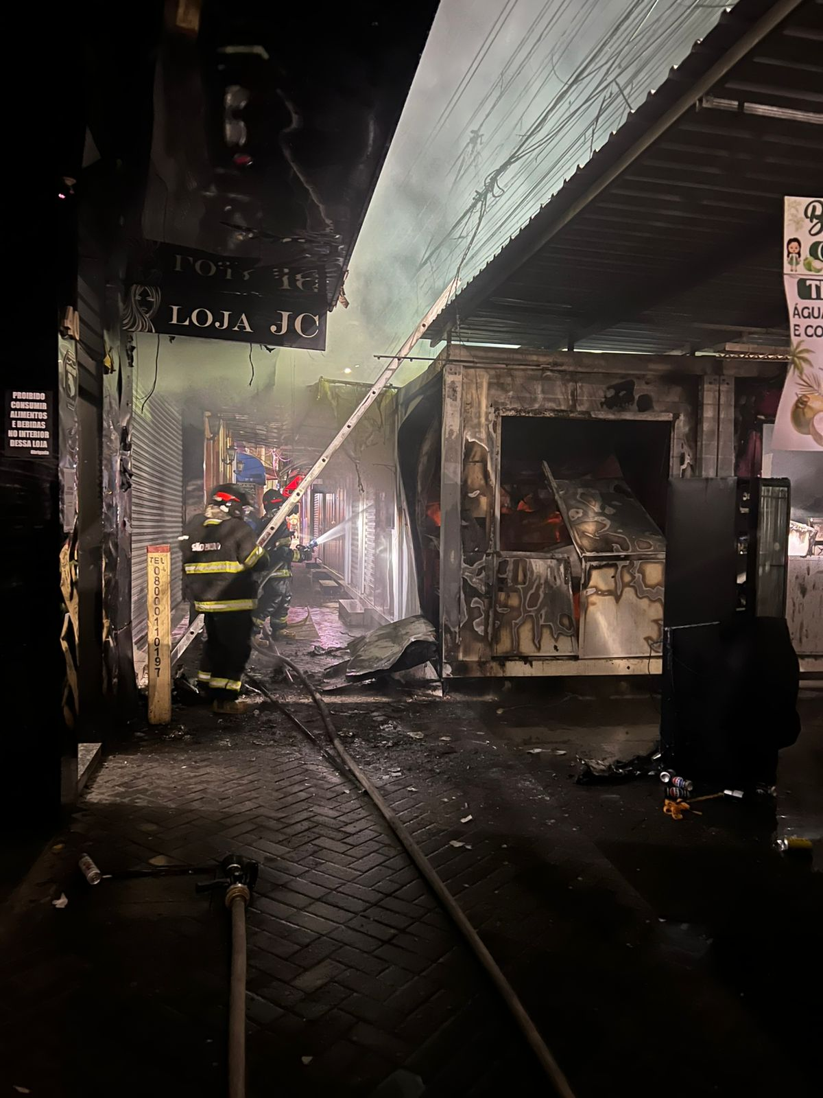 Incêndio atinge quatro lojas do Mercado Municipal de São José dos Campos