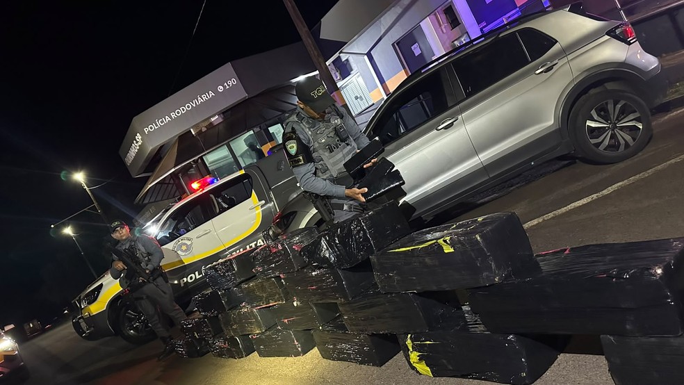 1 de 2
O preso confessou que levava 18 fardos de maconha de Teodoro Sampaio a Cotia quando foi abordado &mdash; Foto: Pol&iacute;cia Rodovi&aacute;ria/Divulga&ccedil;&atilde;o