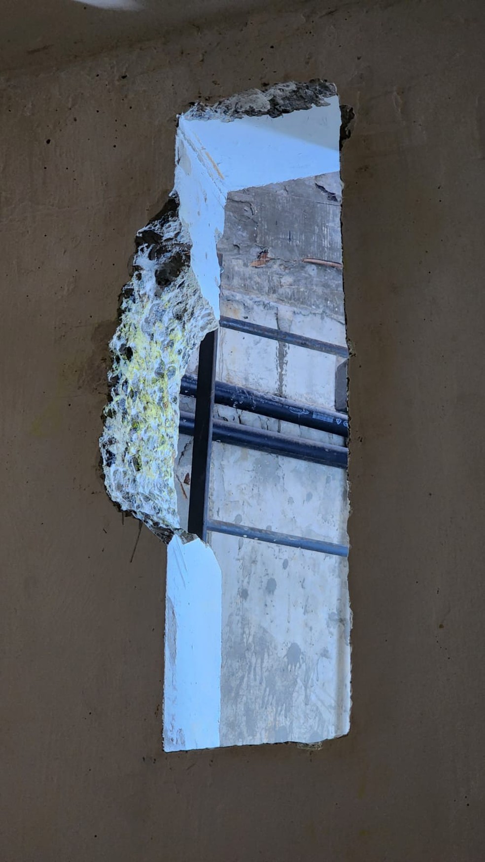 Buraco na parede da cela de onde saíram fugitivos do presídio de segurança máxima de Mossoró — Foto: Divulgação