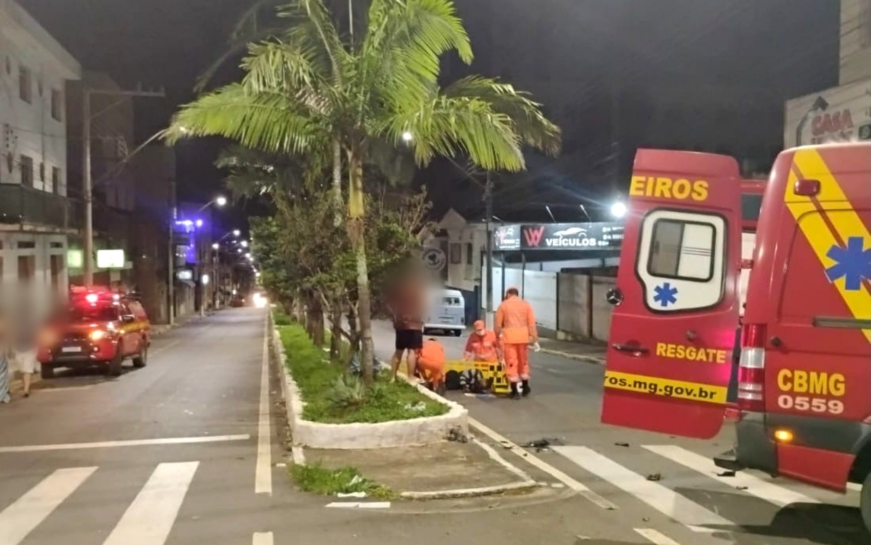 VÍDEO: Motociclista e passageiro ficam feridos após carro atingir moto e fugir em Alfenas, MG