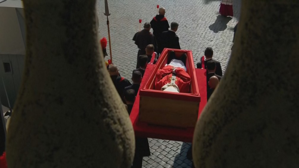 Corpo de papa durante tranbslado à Basílica de São Pedro — Foto: Reuters