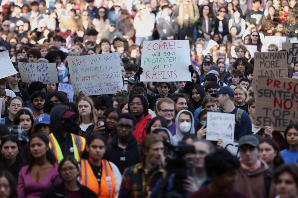 Manifestantes seguram cartazes durante um protesto por Justiça para as Sobreviventes na Universidade Cornell em Ithaca, Nova York, EUA, em 5 de outubro de 2026. — Foto: Lauren Petracca/Reuters