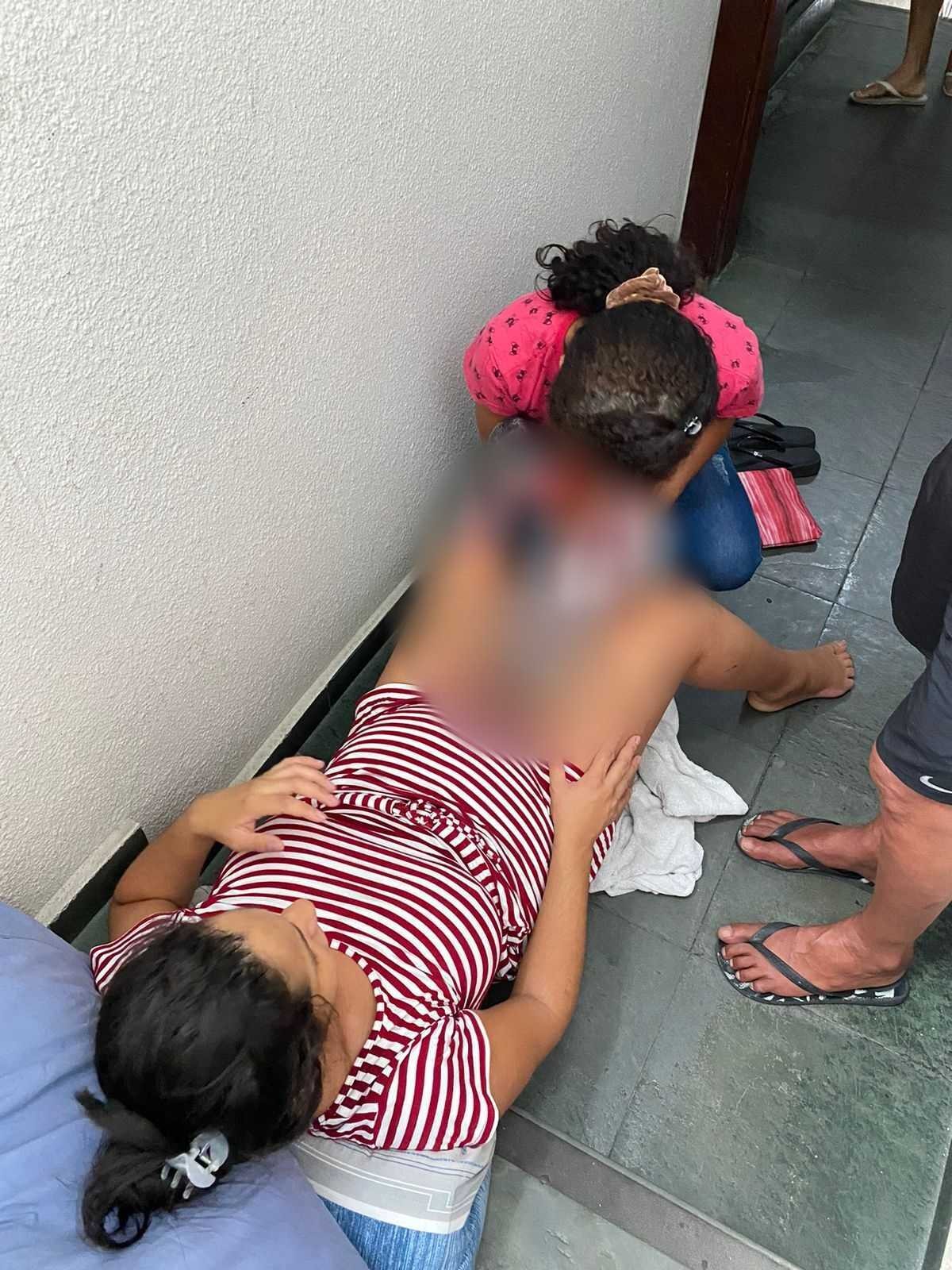 Mulher dá à luz em escada de prédio onde mora com ajuda da mãe no interior de MG