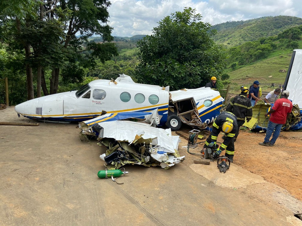 Puxado por guindaste, avião que caiu com Marília Mendonça será levado para o Rio de Janeiro | Vales de Minas Gerais | G1